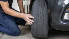 Parallélisme voiture : symptômes, prix et conséquences sur les pneus